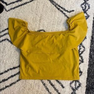 Kortni Jeane ruffle round top. Gold size M